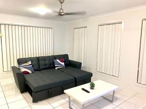 Modern 4BR close to the Airport- Whole house