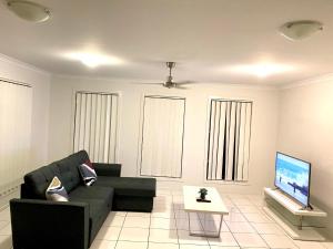 Modern 4BR close to the Airport- Whole house