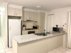 Modern 4BR close to the Airport- Whole house