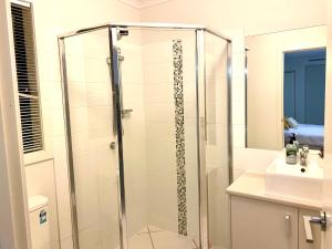 Modern 4BR close to the Airport- Whole house