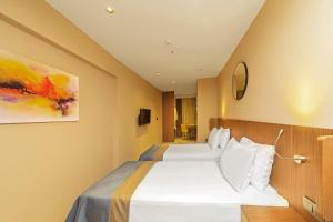 Deluxe Double or Twin Room room in Redmont Hotel