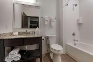 Standard King Room - Non Smoking room in MainStay Suites Cincinnati University - Uptown