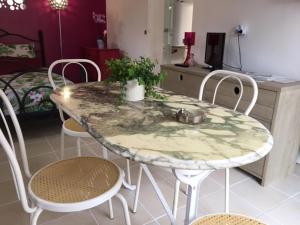 Sejours a la campagne Gite des 2 arbres de la sagesse , agreable chalet avec spa privatif : photos des chambres