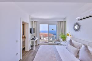 Deluxe Double Room with Sea View room in La Kumsal Hotel