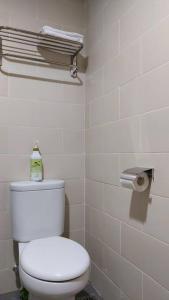 Apt Pejaten Park 1 BR Brown with Netflix, DisneyHot & Swimming Pool