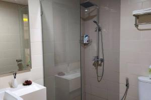 Apt Pejaten Park 1 BR Brown with Netflix, DisneyHot & Swimming Pool