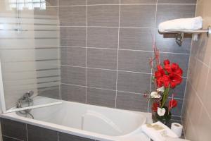 Hotels Hotel Les Italiens : Chambre Quadruple avec Salle de Bains