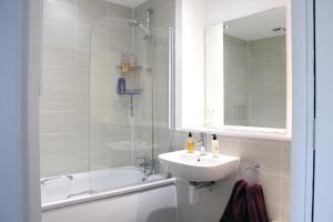 Manchester Escape - Private Room & Bathroom Near Etihad and CoOp Arena - Free Secure Parking