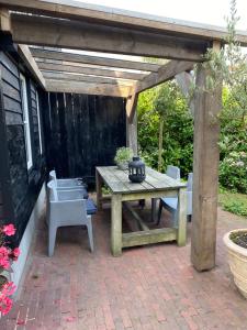 Uniek houten huis nabij bos en plassen