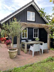 Uniek houten huis nabij bos en plassen