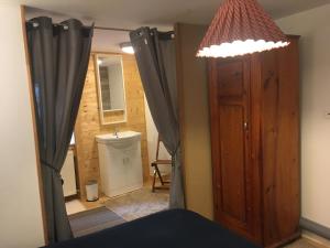 Hotels L'Atelier du Pont de Mars : Chambre Double avec Salle de Bains Privative