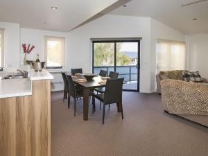 Northview 2 - Modern 2BR Townhouse l Lake View l Central Location l Spa Bath l WiFi