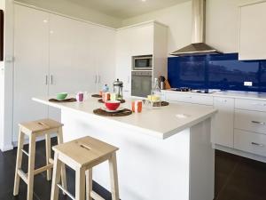 Manna Tree Farm - Modern 3BR House on 100 Acres l Mountain Views l WiFi l BBQ l Wood Fire