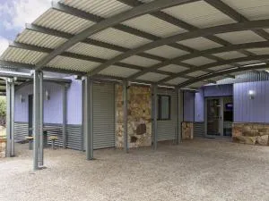 Kickenback Studio - Gym l Indoor Pool l Tennis l Air-Con l WiFi l BBQ - Corryong
