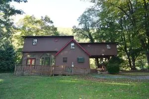 River Time Cabin - Riverfront, Hot Tub, Screen Porch, Fishing, Games, View, 3 King Beds - Berkeley Springs