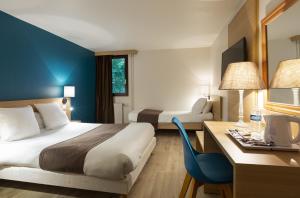 Hotels Comfort Hotel Pithiviers : Chambre Triple - Non-Fumeurs