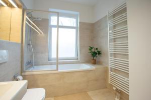 FullHouse - Halle - B2 - Daylight Bathroom - Nespresso