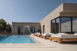 Amalthia Villa, Heated Pool & Walk to the Beach, By ThinkVilla