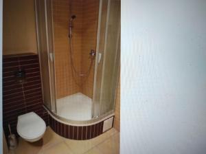 Nice room with 2 shared bathrooms ,WC , 2km to old town -100m from Metro Szwedzka