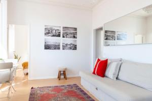 Alfama Amazing Scenic River and City View Charming apartment With 2 bedrooms and AC 19th Century Building