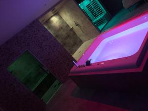 Appartements LE LOFT A BULLES (85m2 Jacuzzi Hammam Billiard Bar Douche Sauna) : photos des chambres