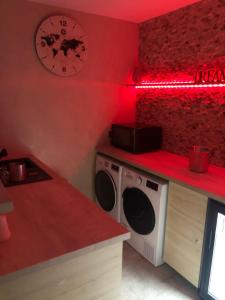 Appartements LE LOFT A BULLES (85m2 Jacuzzi Hammam Billiard Bar Douche Sauna) : photos des chambres