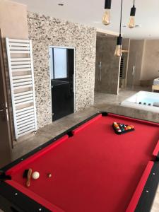 Appartements LE LOFT A BULLES (85m2 Jacuzzi Hammam Billiard Bar Douche Sauna) : photos des chambres