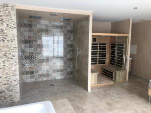 Appartements LE LOFT A BULLES (85m2 Jacuzzi Hammam Billiard Bar Douche Sauna) : photos des chambres