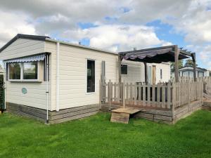 Chalet 575 op Recreatiepark De Wielen - 3hvězdičkové hotely ve městě Sint Maarten