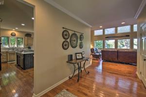 Dock and Kayaks Lakefront Hot Springs Home