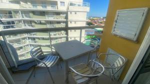 BETO CARRERO Apartamento 2Q com 300 canais a cabo, Academia, Piscina, Playground, Praia, Nautilus Home Club, na quadra do mar
