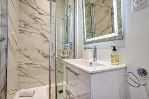 Superbe 3 pièces refait à neuf classé 4 étoiles avec ascenseur et balcon à pied de la plage et du palais des festivals