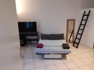 STUDIO ROUGE à 5 minutes de la Cathédrale et Néoma - Bezannes