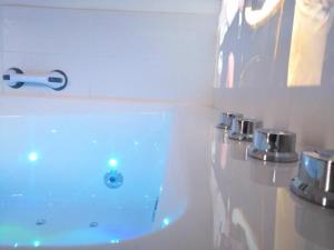 Le 2005 Double BALNEO, Lit QUEEN SIZE, soirée romantique