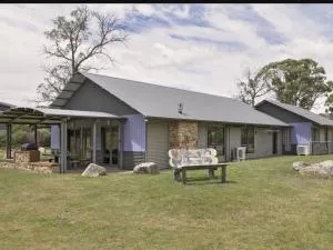 Kickenback Lodge - 3BR Lodge l Gym l Indoor Pool l Tennis l WiFi l Air-Con - Corryong