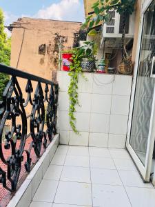 BluO Studio Defence Colony Mkt - Kitchen, Balcony
