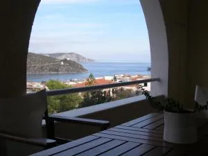 Treehouse Holiday Homes - 埃尔米奥尼