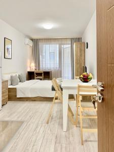 Cozy Studio next to State Opera with Work Space