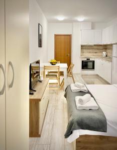 Cozy Studio next to State Opera with Work Space