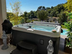 B&B / Chambres d'hotes Suite romantique Le temps d'un Instant Loveroom Hammam jacuzzi piscine : photos des chambres