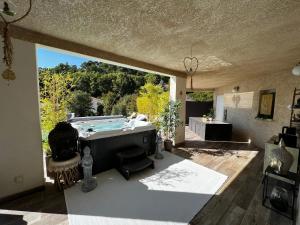 B&B / Chambres d'hotes Suite romantique Le temps d'un Instant Loveroom Hammam jacuzzi piscine : photos des chambres