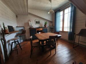 Appartements Le Refuge Ceretan, grand et bel appartement mansarde en plein centre : Appartement 3 Chambres