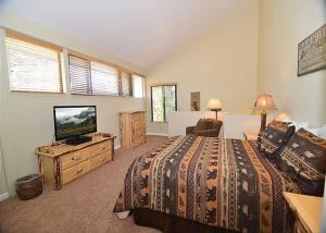 St Anton Courtyard View 2-Bedroom Condo with full kitchen - 3hvězdičkové hotely ve městě Mammoth Lakes