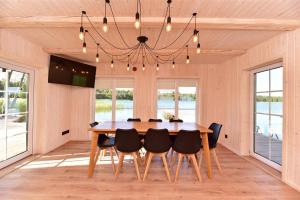 Namelis ant vandens "Giliaus namelis"