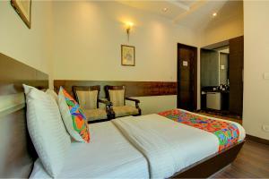 FabHotel Phoenix Hospitality Near DLF Cyber Hub & Metro, Gurugram