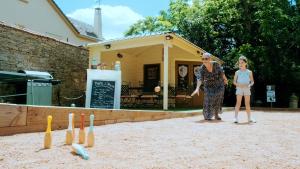 Maisons de vacances Maison d'une chambre avec piscine partagee jacuzzi et jardin clos a La Gaubretiere : photos des chambres