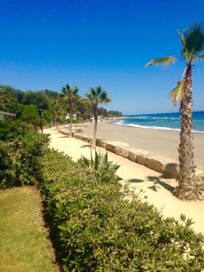 OVERLOOKING BEACH , Central, quiet, parking, swimming pool