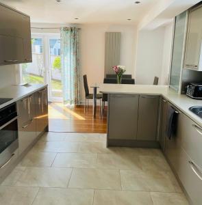Sunny Corner, Padstow. Spacious 3 bedrooms, 2.5 bathrooms, parking, garden.