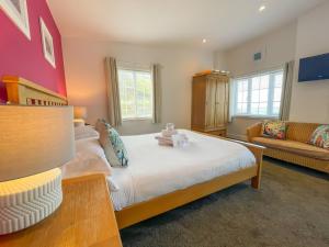 King Suite with Sea View room in Driftwood Spars
