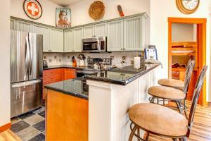 Eagle Springs East 101: Red-wing Suite